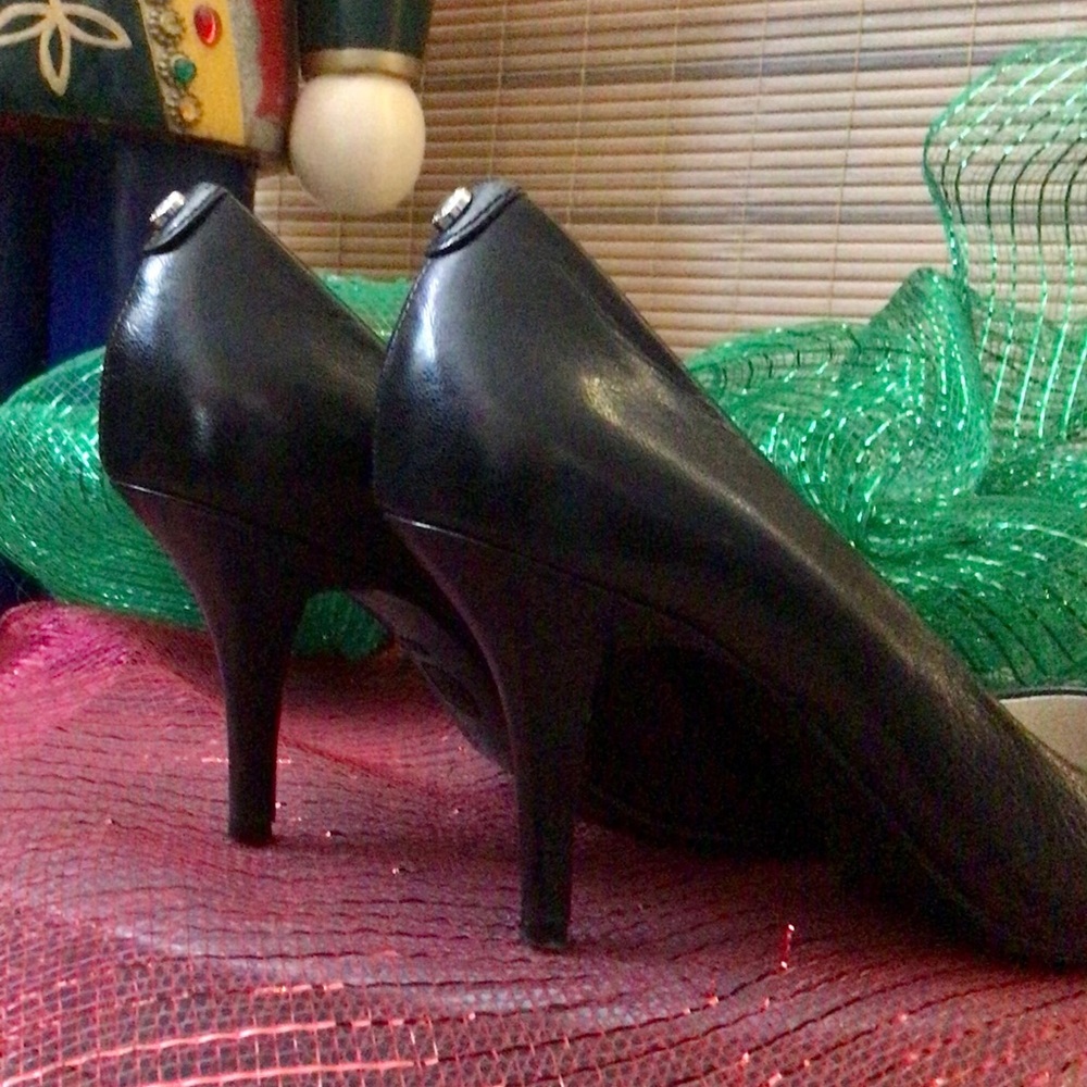 MK! The perfect pump!  Modest 3”heel Beautiful - Picture 11 of 15